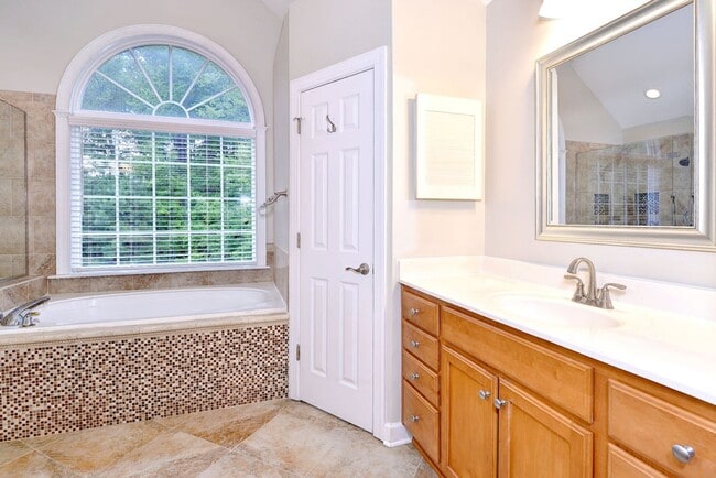 Building Photo - Beautiful York County Home!