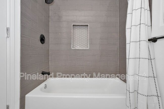 Building Photo - 506 Cross St