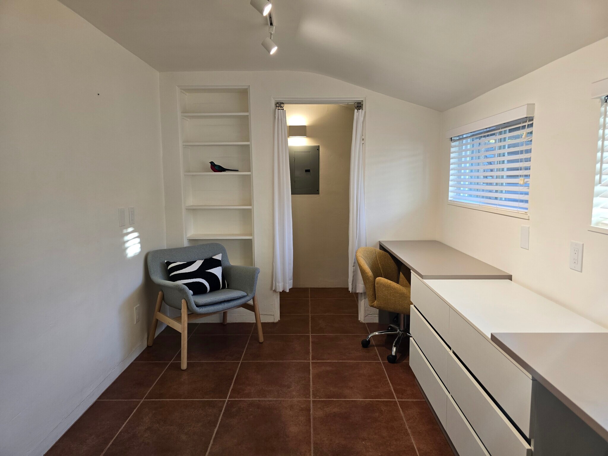 Building Photo - 619 N Jerrie Ave