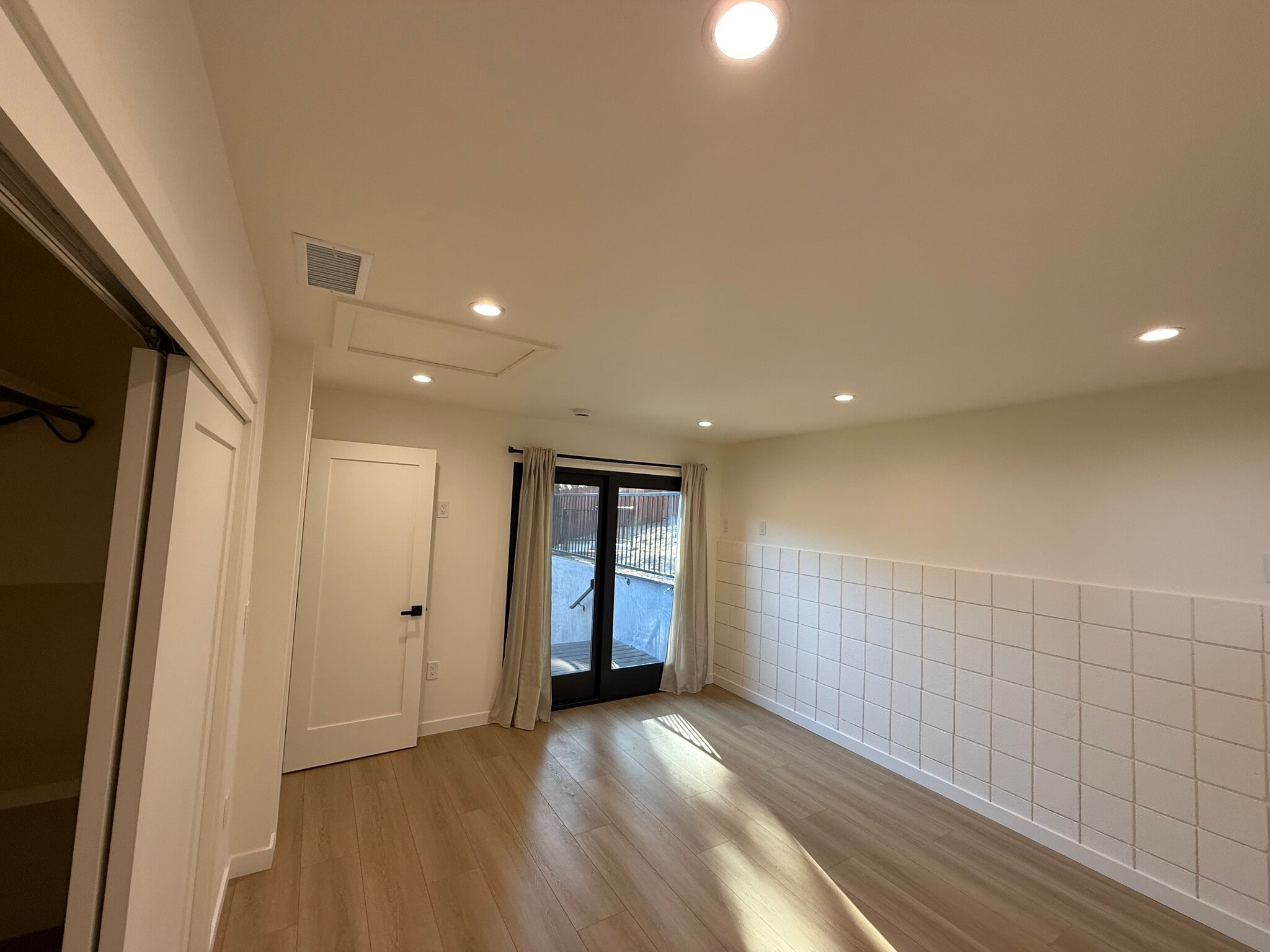 Building Photo - 2115 Hyperion Ave