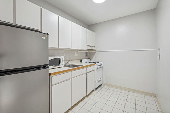 Building Photo - Spacious & Bright Studio at River Place