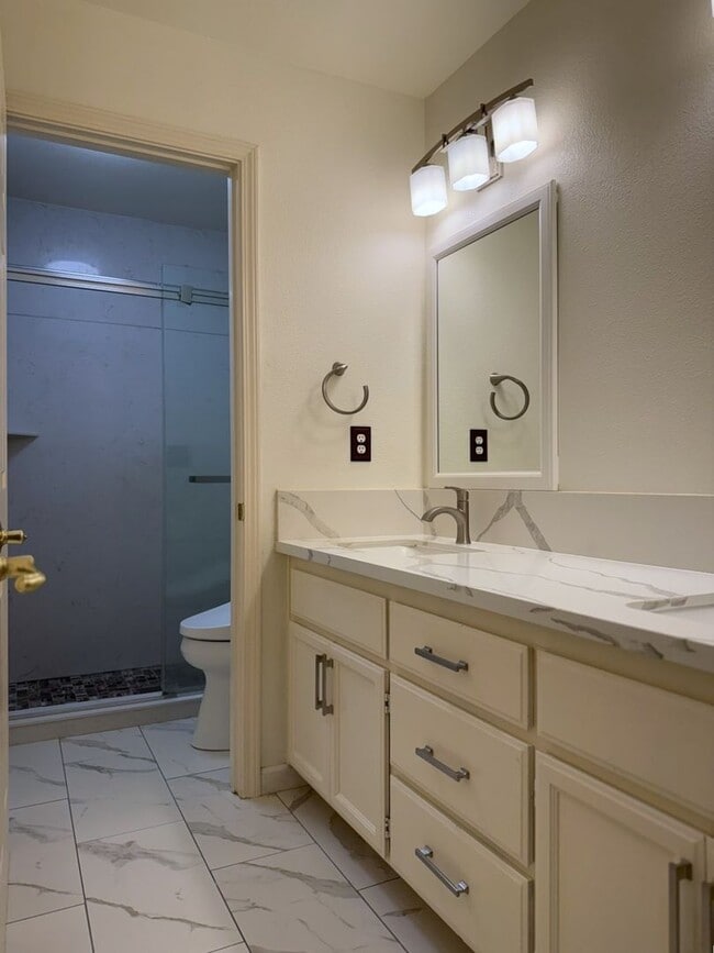 Building Photo - Lovely 5/3 with a desirable downstairs bedroom.