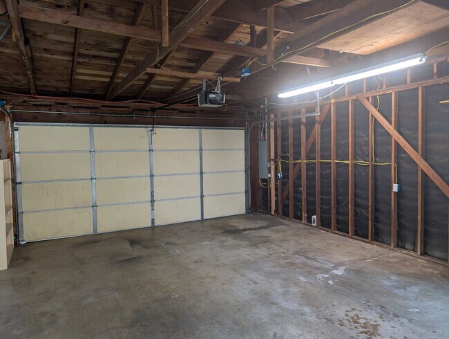 Building Photo - Single Story 3 Bedroom Home in Vista!