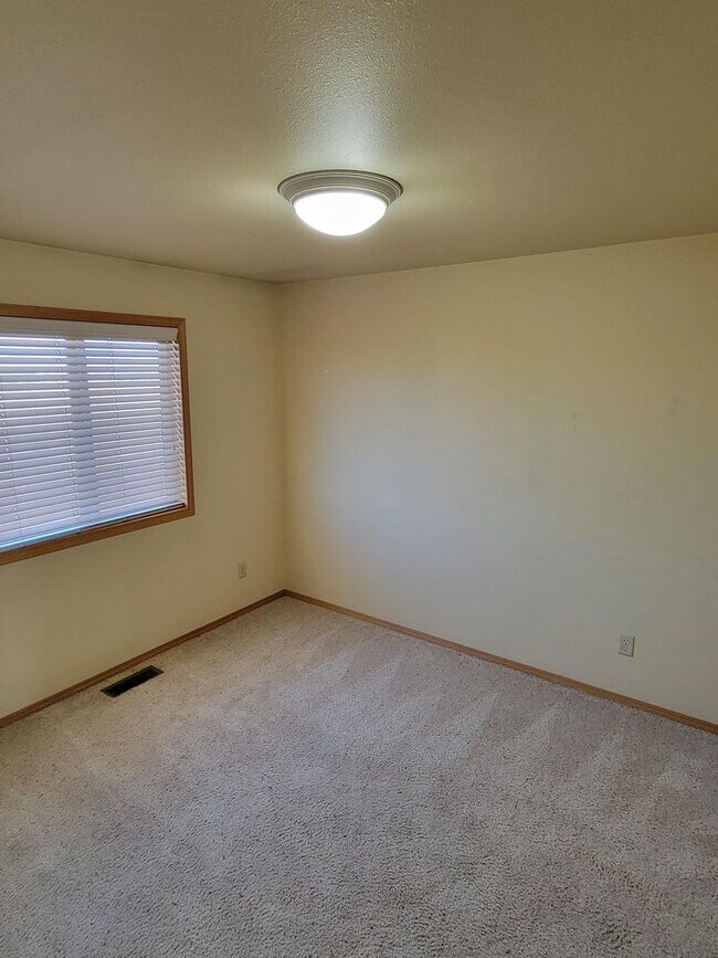 Building Photo - 3 Bedroom, 2.5 Bathroom Townhouse