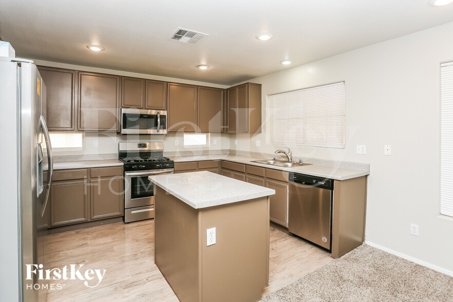 Building Photo - 4633 N Sergeant Ct