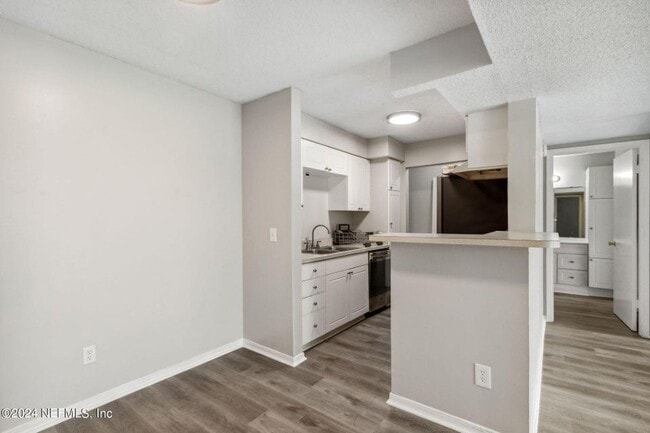 Building Photo - Renovated Condo in a Convenient Location!