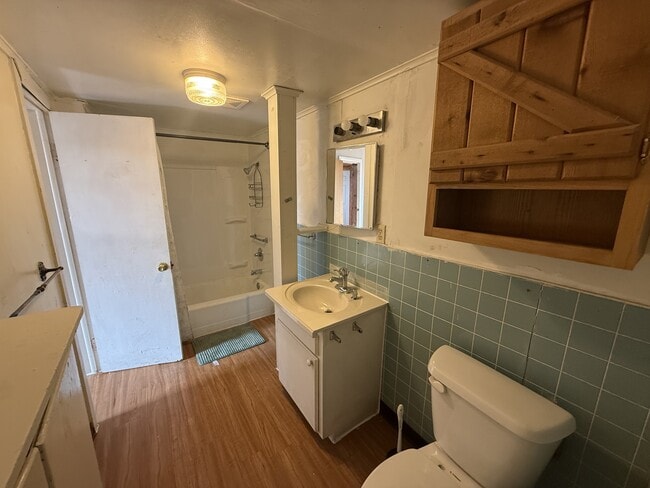 Building Photo - 323 N Stonewall Ave