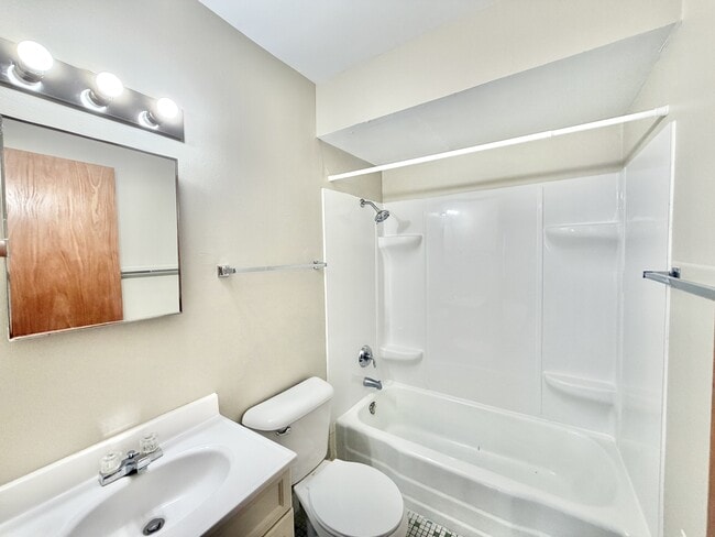 Building Photo - 1320 N Randall Ave