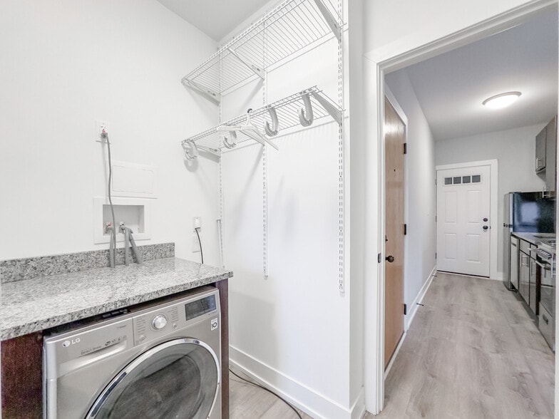 Building Photo - 706 W Brompton