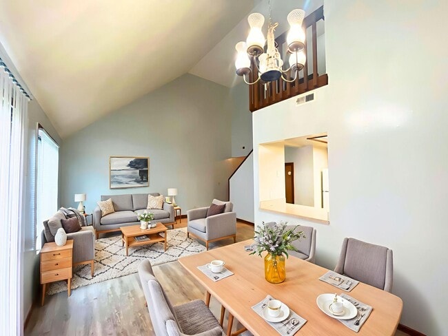 Building Photo - Spacious Living Room