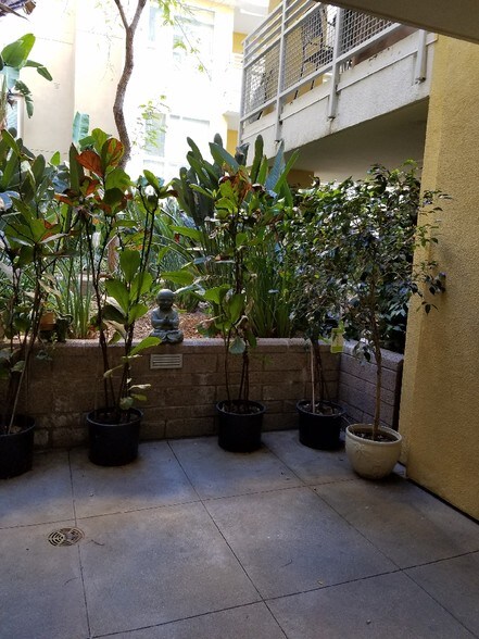 BALCONY - 21301 Erwin St