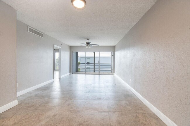 Building Photo - 7980 N French Dr