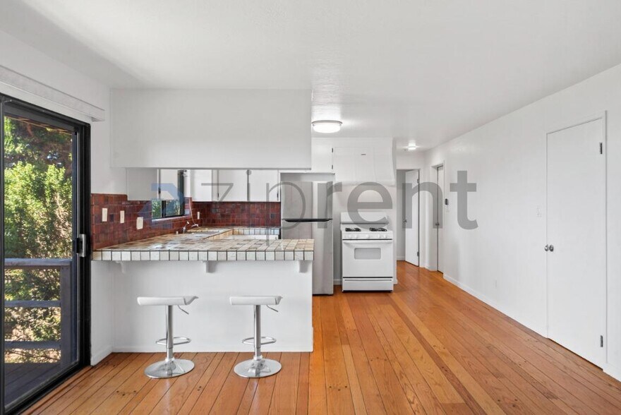 Building Photo - Unit