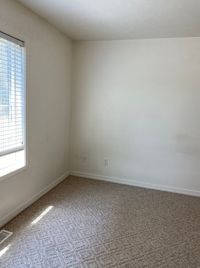 Building Photo - 2 Bed, 1 Bath Rocky Mountain Townhome w/ Garage & In-Unit Laundry