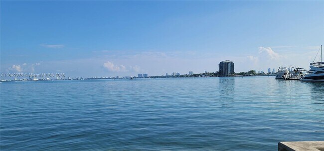 Building Photo - 1750 N Bayshore Dr