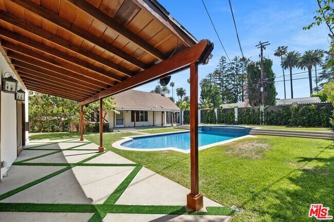 Building Photo - 517 Elm Dr