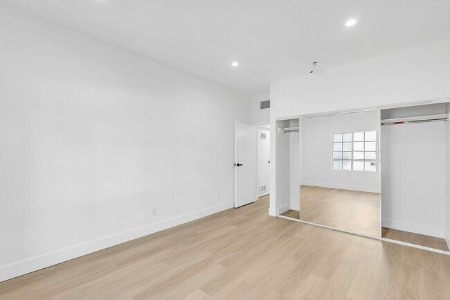 Building Photo - 1616 N Serrano Ave