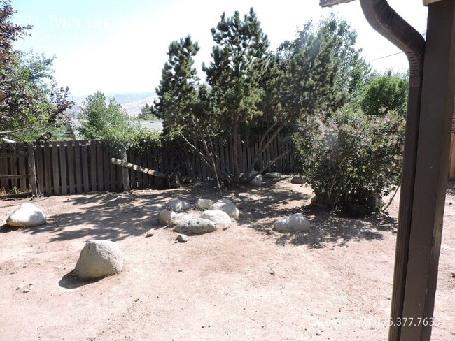 Building Photo - 721 Twin Lakes Dr