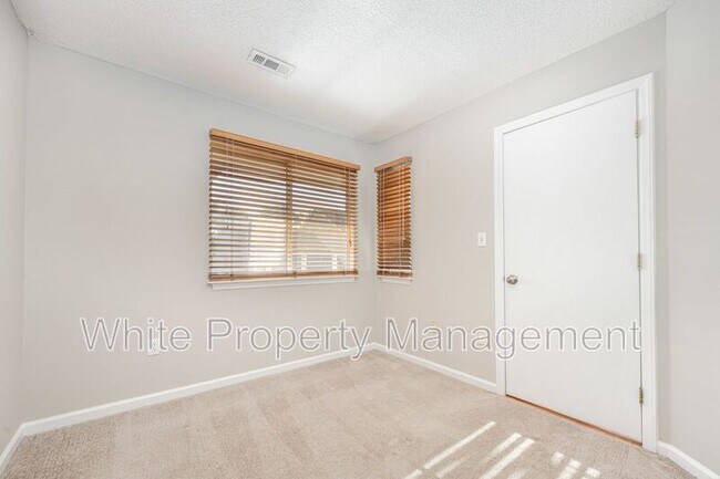 Building Photo - 2555 Stockbridge Dr