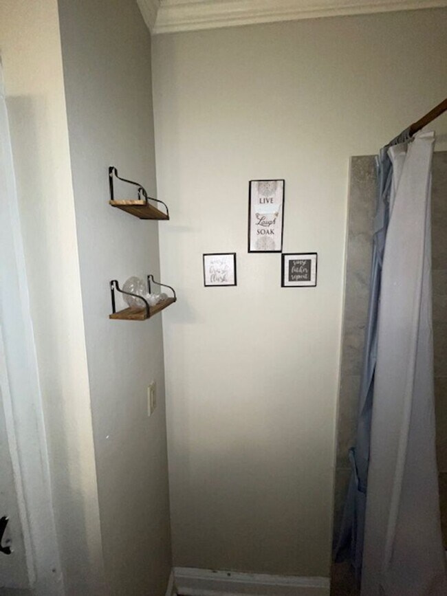Building Photo - 3 bedrooms 1 bath
