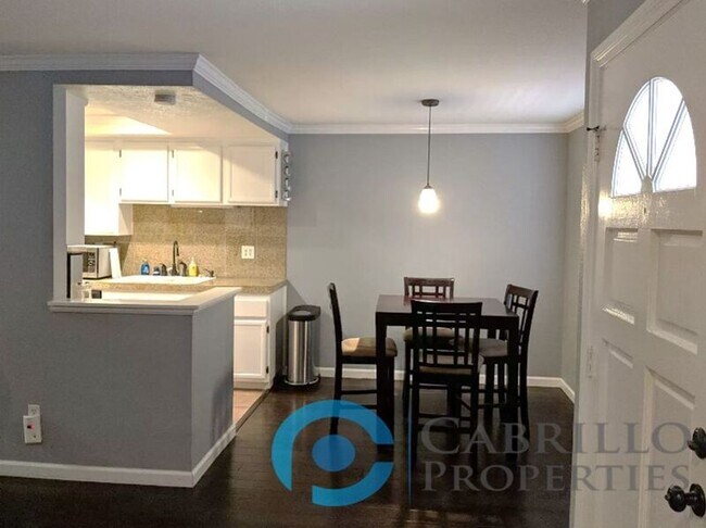 Building Photo - 2828 Famosa Blvd