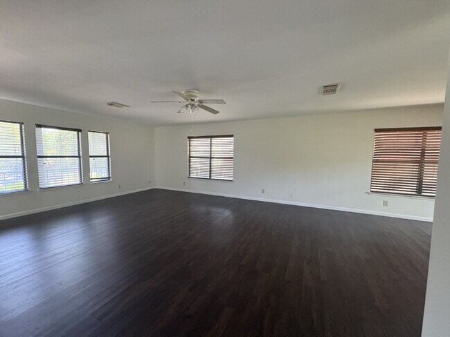 Building Photo - Spacious 4 Bedroom Home in Live Oak