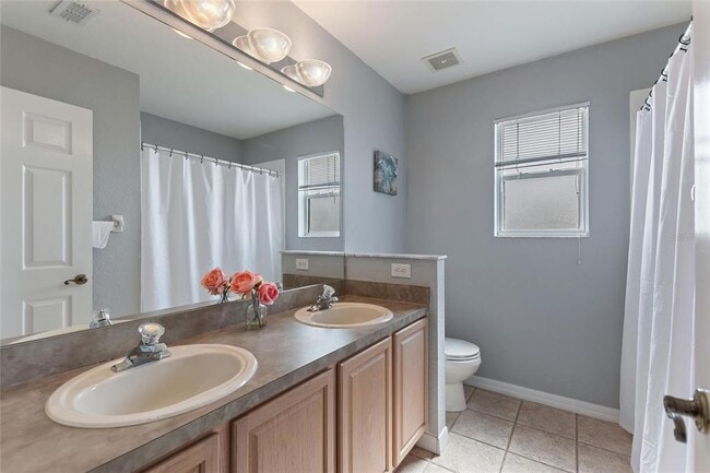 Building Photo - 546 Windsor Pl