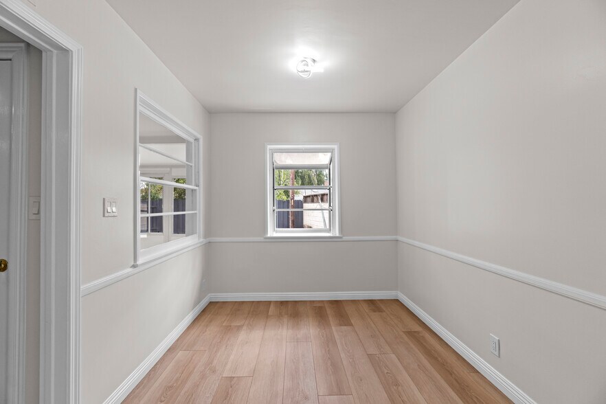 Kitchen breakfast nook - 8008 Limerick Ave