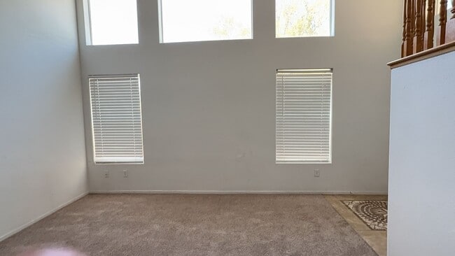 Building Photo - Very Nice 4 bedroom 2 1/2 Bath Home For Re...