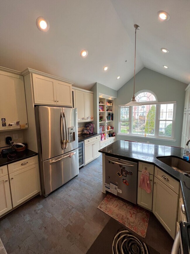 Building Photo - Stunning 2 bedroom and 3 Bathroom Townhome Style Condo / w Pool