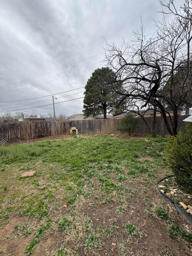 Building Photo - LARGE 2bedroom 1bathroom with 1 car garage...