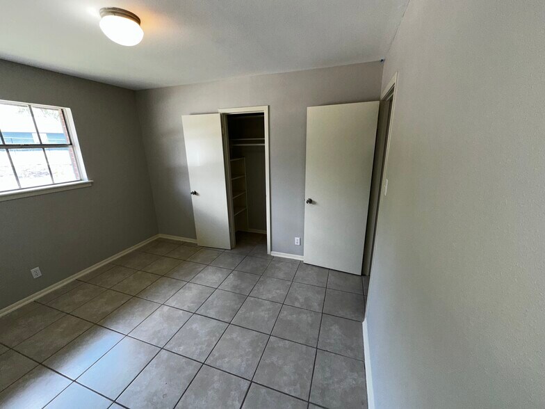 Building Photo - 2404 Parker Ln