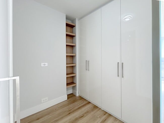 Building Photo - 5445 N Sheridan Rd
