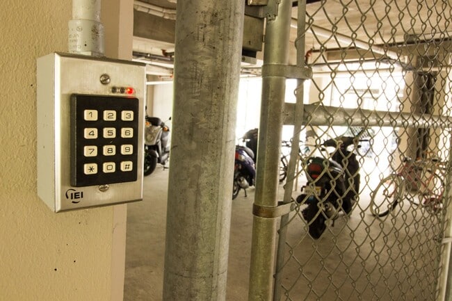 Building Photo - Oxford Terrace Phase I: 4/4 luxury apartment just 3 blocks from UF & 1 block from Sorority Row. L...