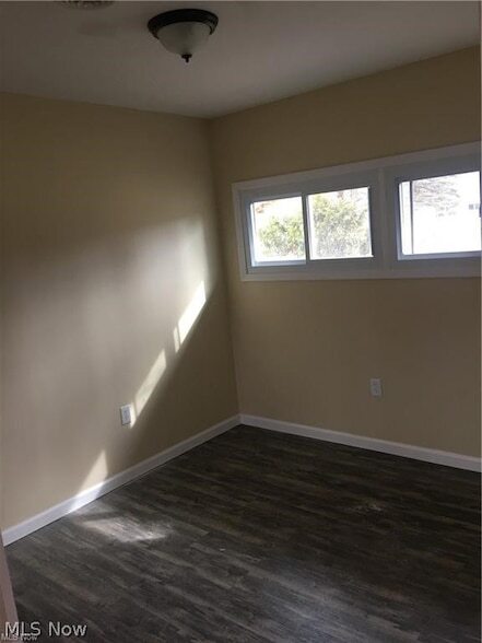 Building Photo - 2443 Amberly Dr