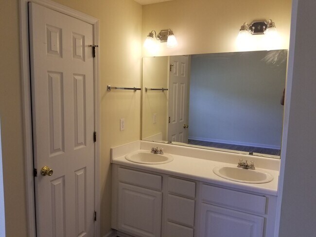 Building Photo - 3 BR/2BA | Newly Renovated Single Family Home | Large yard | In Benson NC !