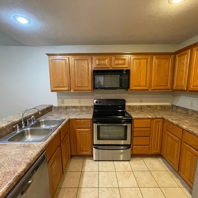 Building Photo - Beautiful 4 bedroom 3 full bathroom Townhome available Now!