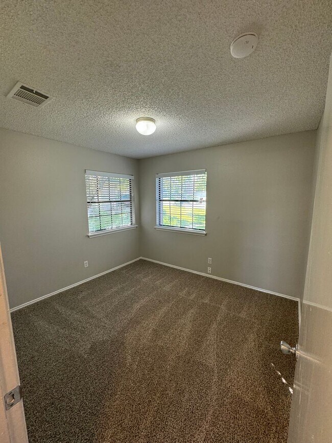 Building Photo - NICE 3 BEDROOM HOME WALKING DISTANCE TO THE NORTHERN HILLS GOLF COURSE!  FIREPLACE IN LIVING*STOV...