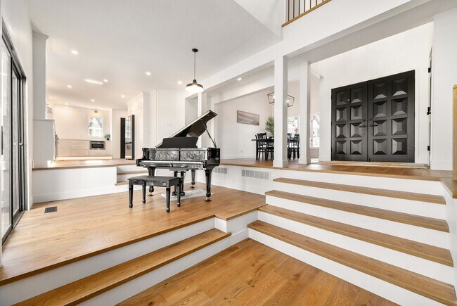 Building Photo - Renovated Lakefront 5 Bedroom Home with 2 Garages!