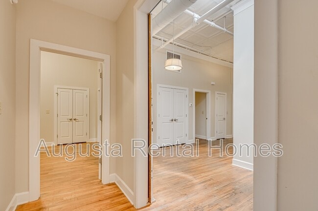 Building Photo - 1106 Broad St