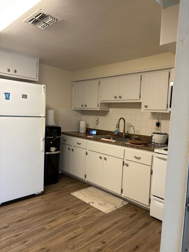 Building Photo - Move-In Ready 3BR/2BA single-Family Home i...