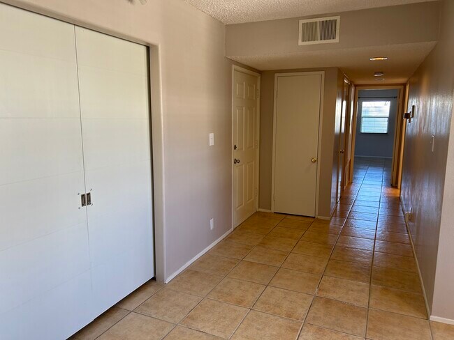 Building Photo - 3604 Kalsman Dr