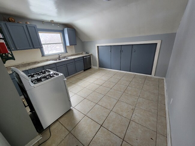 Building Photo - 1119 Lake St