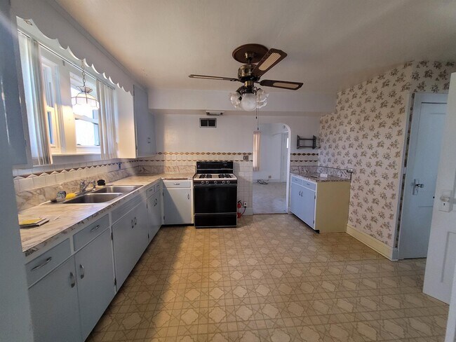 Building Photo - E9212 WI-85