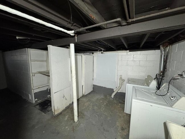 Building Photo - 8693 Paige Ave