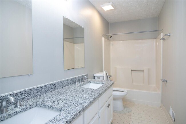 Building Photo - Spacious 3/2 Ranch Home w/ 2 Car Garage in Quiet Neighborhood