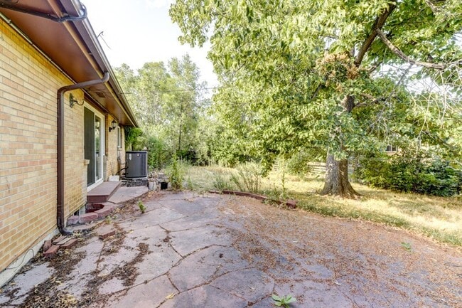 Building Photo - Pre-Lease August 2026; Large 5 Bedroom 3 B...