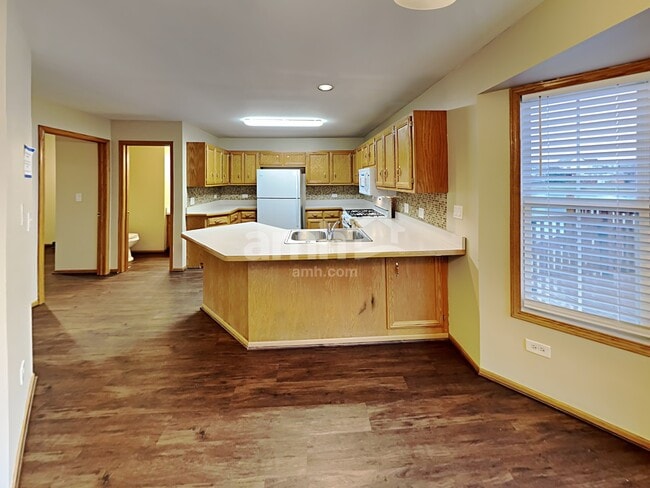 Building Photo - 2615 Heritage Lake Dr