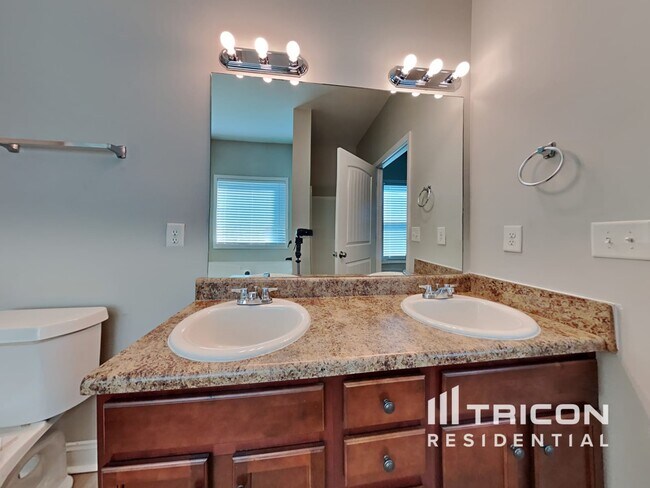 Building Photo - 124 Kings Crossing Ct