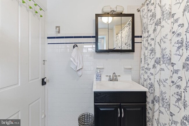 Building Photo - 405 Leverington Ave